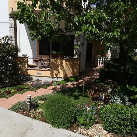 Guest house Apartments Kresan 3*